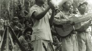 En primer plano, el Quinteto Rebelde, aparecen además entre otros combatientes Haydée Santamaría Cuadrado, Fidel Castro Ruz y Celia Sánchez Manduley