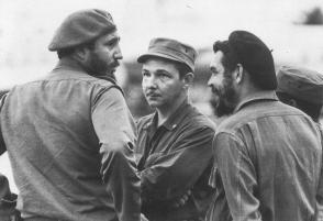 Fidel, el Che y Raúl en el Aeropuerto Internacional “José Martí”, en la despedida del Jefe de Estado Argelino y su delegación, 1963. Foto: Osvaldo Salas / Sitio Fidel Soldado de las Ideas.