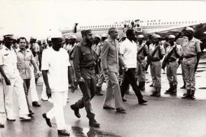 El Comandante en Jefe Fidel Castro Ruz llega al aeropuerto de Conakry en septiembre de 1973, en compañía de Michael Manley, primer ministro de Jamaica y Forbes Burnham, primer ministro de Guyana, a la derecha en la imagen. Fueron recibidos por el presidente guineano Sekou Toure, a la izquierda.