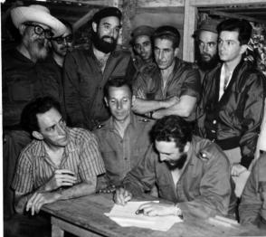 El Comandante en Jefe Fidel Castro firma la Ley de Reforma Agraria en la Comandancia de La Plata.