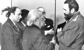 Während des II. UNEAC-Kongresses sprach der Dichter Nicolás Guillén im Beisein von Alejo Carpentier und Alfredo Guevara mit Fidel Photo: Mario Ferrer