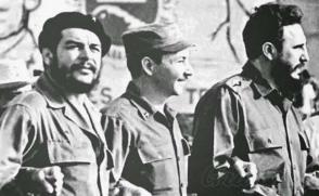 Fidel, junto com Che e Raúl, acenou e lutou pela unidade indispensável de Nossa América contra o imperialismo americano. Photo: Archivo