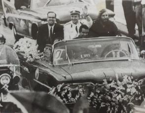 Recibe al primer cosmonauta del mundo, el soviético Yuri Gagarin, quien inicia visita a Cuba. Aeropuerto Internacional José Martí, La Habana, 24 de julio de 1961. Foto: Archivo