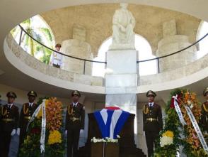 Angeführt von Raúl und Díaz-Canel würdigte die FAR Martí und Fidel mit einem Blumengebinde Photo: Eduardo Palomares