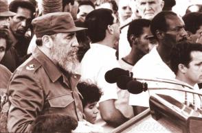 El Comandante en Jefe Fidel Castro despidió el duelo del combatiente Rolando Pérez Quintosa, el 17 de febrero de 1992. Foto: Liborio Noval