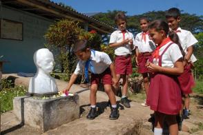 Los niños ponen flores todos los días en el busto de José Martí, en su escuela en la Sierra Maestra. Foto: Armando Contreras Tamayo.