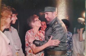 Haydée Díaz junto a Fidel en una de las tantas visitas del Comandante en Jefe al Memorial José Martí. Foto: Cortesía de la entrevistada