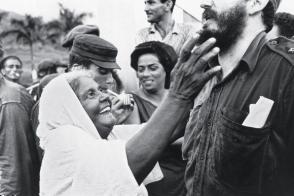 Una campesina del Uvero saluda a Fidel y le toca su barba, 1965. Foto: Lee Lockwood