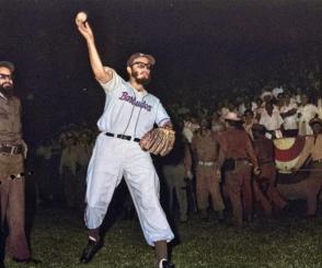 Juego de béisbol entre Barbudos y la Policía, el 24 de julio de 1959. Foto: Oficina de Asuntos Históricos del Consejo de Estado/Cubadebate.