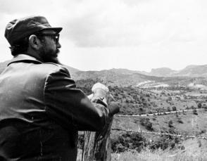 Fidel Castro observa el paisaje durante un recorrido por Caujerí en la oriental provincia de Guantánamo, 1 de julio de 1977. Foto: Liborio Noval / Sitio Fidel Soldado de las Ideas