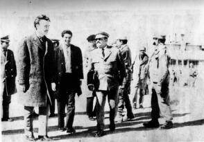El coronel Houari Boumediene (primer plano a la izquierda), el embajador cubano en Argelia Jorge Serguera, el comandante Sliman Hoffman y al fondo, con espejuelos Gabriel Molina. Foto: Archivo
