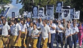 Cuba não esquece seus mártires e pede justiça. Uma das homenagens e peregrinação no panteão das Forças Armadas Revolucionárias, no cemitério Colombo, de Havana, aos mártires de Barbados. Photo: Jose M. Correa