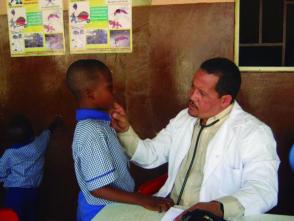 Médicos cubanos atendem a crianças africanas. Foto: Cubadebate