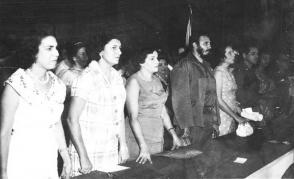 Fidel, Vilma y otros compañeros y compañeras, en el acto de constitución de la Federación de Mujeres Cubanas (FMC) en el teatro de la CTC, La Habana Foto: Tirso Martínez