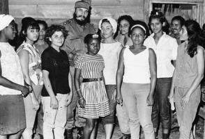 Fidel con muchachas adolescentes en La Mota, Sierra Maestra. Foto: Korda, Alberto