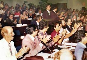 Asistentes al diálogo de 1978 aplauden a Fidel. Foto: LASA 