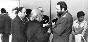 Fidel junto a Nicolás Guillén, Alfredo Guevara y Alejo Carpentier, en el II Congreso de la Uneac. Foto: Mario Ferrer