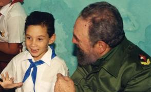 «Para Elián, el mejor libro que se ha escrito para un niño…», así comenzó Fidel la dedicatoria del ejemplar de La edad de oro que le regalara, el 14 de julio del año 2000, en el primer encuentro que sostuvieran hace 20 años, después de la larga batalla por el regreso del pequeño a su Patria. Foto: Archivo de Granma