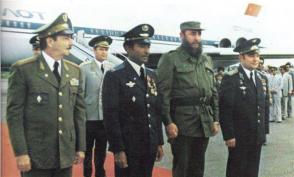 Fidel y Raúl reciben con honores a los cosmonautas Yuri Romanenko y Arnaldo Tamayo Méndez, el primer latinoamericano en llegar al espacio, un día como hoy, hace 40 años. Foto: Archivo de Granma