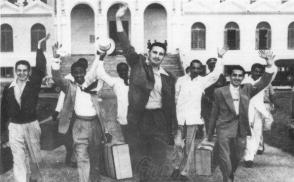 Excarcelación de los moncadistas. Fidel Castro, Raúl Castro y Juan Almeida salen de la prisión el 15 de mayo de 1955. Foto: Archivo de Granma