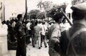 En Cienfuegos el pueblo se lanzó a las calles en apoyo al levantamiento. Foto: Archivo de Granma
