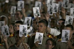 Camilitos muestran imágenes de Fidel. Foto: Ricardo Mazalan/ AP