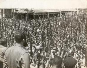 Fidel proclama el carácter socialista de la Revolución en la esquina habanera de 23 y 12, durante el entierro a las víctimas de los bombardeos a los aeropuertos el 15 de abril de 1961, preludio de la invasión a Girón. Foto: Raúl Corrales