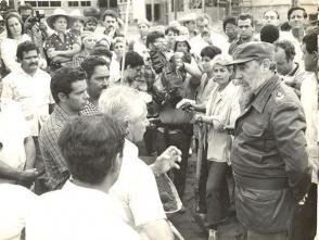 Fidel como siempre rodeado del pueblo. Fábrica de queso en construcción en Sibanicú. Foto: Archivo