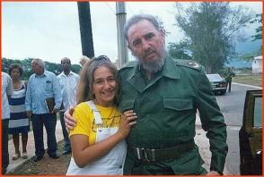 Fidel con niña de Chernóbil en Tarará. Foto: Archivo personal del equipo médico cubano.