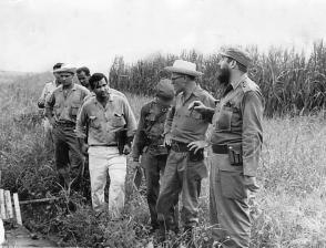 Fidel (al lado Faustino Pérez), visitaba los lugares y chequeaba cada detalle del programa arrocero.