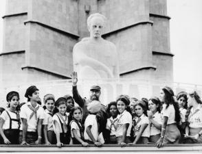 En la Plaza de la Revoluciòn José Martí. Foto: Jorge Oller, 30 de enero de 1983.
