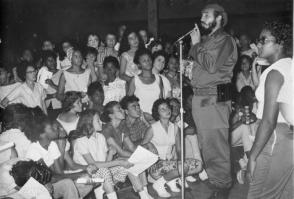 Fidel Castro junto a jóvenes alfabetizadores. Foto: Archivo de Granma