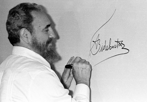 Fidel firma el mural autografiado por los mandatarios participantes en la Cumbre Iberoamericana celebrada en Cartagena de Indias, Colombia en 1994. Tomada del sitio, Fidel soldado de las ideas.