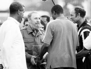 Fidel no solo admiró a los deportistas, también compartió con ellos sus inquietudes En la imagen con los boxeadores Teófilo Stevenson y Félix Savón, y con el corredor Alberto Juantorena. Foto: Ismael Francisco