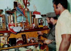 Durante su breve visita a la casa natal del campeón, Fidel dedicó tiempo a admirar sus trofeos Autor: Juan Morales Agüero