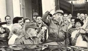Fidel a la salida del Poder Popular Provincial acompañado por directivos del Partido, el Gobierno, periodistas y miembros del Consejo de Defensa en Cienfuegos, al paso del huracán Michelle por la provincia. Foto: sitio Fidel Soldado de las Ideas, 5 de noviembre de 2001.