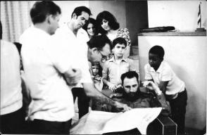 En la embajada cubana en Hanói Fidel puntualizó los planes de colaboración. Foto: Archivo de la autora.