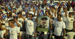 Jóvenes santiagueros durante el acto político por la desaparición física del Comandante en Jefe Fidel Castro, el 3 de diciembre de 2016. Foto: Miguel Rubiera Justiz / ACN.