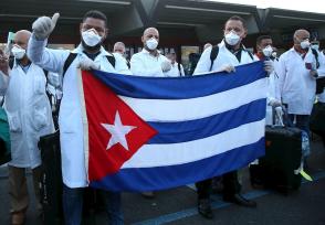 Brigada cubana con 52 doctores y enfermeros llegan a Milán, Italia, para brindar su apoyo en la batalla contra la COVID-19. Foto: Consulado de Cuba en Milán.