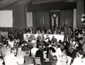 Vista de la intervención de Fidel en la conferencia de prensa durante la Operación Verdad, en el salón Copa Room, del Hotel Habana Riviera, en enero de 1959.