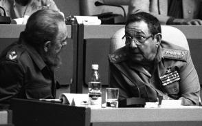 Fidel Castro Ruz y Raúl Castro Ruz en el parlamento cubano