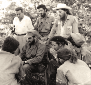 Fidel junto a varios combatientes del Ejército Rebelde, 1959.