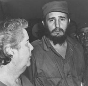 Fidel Castro junto a la madre de Jimmy Hirzel, 1959.