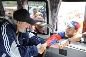 Fidel Castro Ruz junto a integrantes del «II Vuelo de la Solidaridad Bolívar-Martí, un puente de pueblo a pueblo»