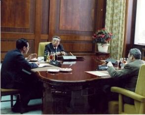 Sostiene reuniones de trabajo para discutir asuntos bilaterales con el Jefe de Estado Kim Il Sung y otros funcionarios del gobierno