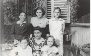 Fidel Castro con sus hermanos Lidia, Ramón, Raúl y Emma, 1940
