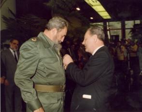 Recibe la Orden Klement Gottwald, condecoración más alta de Checoslovaquia