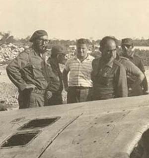 Fidel aprecia los restos de uno de los aviones derribados en Girón; junto a él, vestido de civil, el autor de este trabajo.