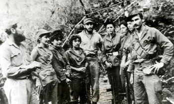 De izquierda a derecha, Paco Cabrera, Lola Feria, Edemis Tamayo, Delsa (Teté) Puebla, Fidel, Isabel Rielo, Celia, Lilia Rielo y Eddy Suñol. Foto Archivo 