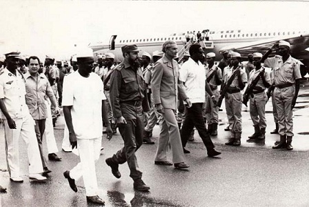 El Comandante en Jefe Fidel Castro Ruz llega al aeropuerto de Conakry en septiembre de 1973, en compañía de Maikel Manley, primer ministro de Jamaica y Forbes Burnham, primer ministro de Guyana, a la derecha en la imagen. Fueron recibidos por el presidente guineano Sekou Toure, a la izquierda.